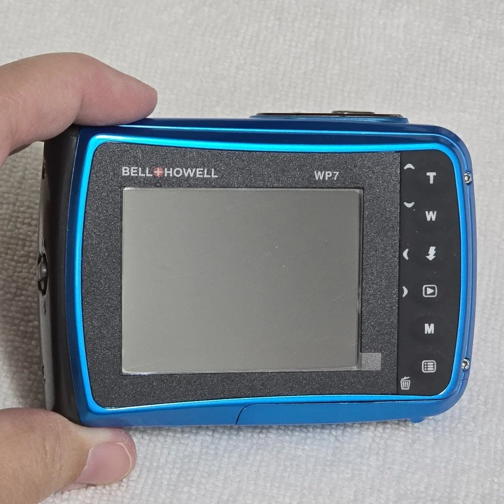 Bell Howell Splash WP7 Waterproof Digital Camera 12 MP 8X Zoom 2.4 LCD Bundle